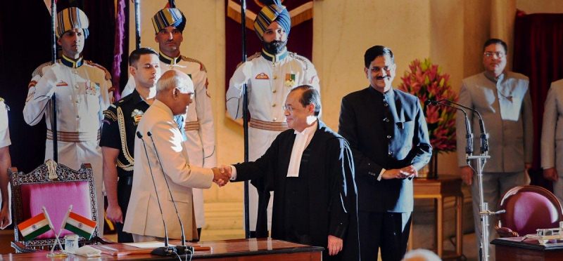 भारत के 46वें मुख्य न्यायाधीश के रूप में शपथ लेने के बाद राम नाथ कोविंद के साथ रंजन गोगोई