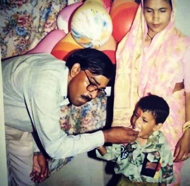 अपने माता-पिता के साथ जितेंद्र कुमार की बचपन की तस्वीर