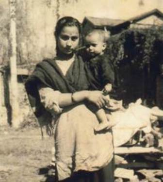 अनुपम खेर की मां के साथ बचपन की फोटो