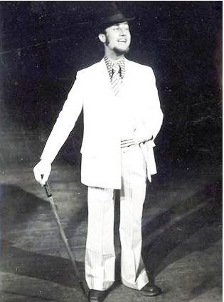 अनुपम खेर अपने छोटे दिनों में एक नाटक का प्रदर्शन करते हुए