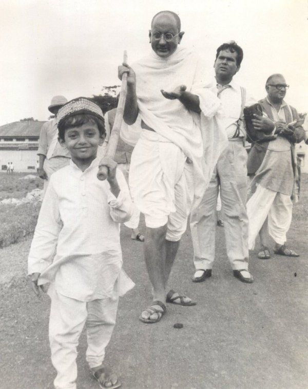 राज से स्वराज तक में अनुपम खेर महात्मा गांधी के रूप में