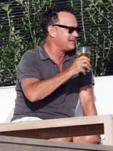 टॉम हैंक शराब पीते हैं