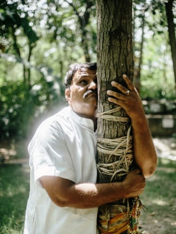 श्याम सुंदर पालीवाल ने अपनी बेटी किरण की याद में कदम के पेड़ को गले लगाया