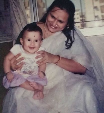 यशस्विनी दयामा अपनी मां के साथ- बचपन की छवि
