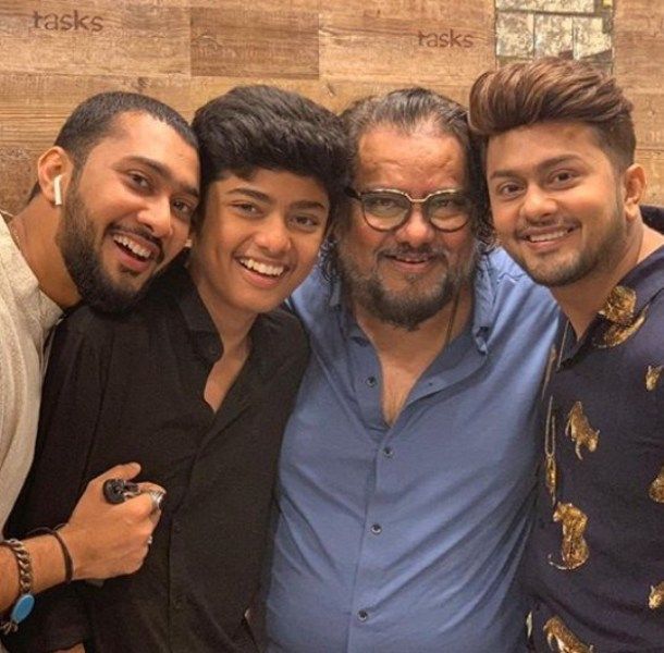 1652504453 238 Awez Darbar उम्र गर्लफ्रेंड पत्नी परिवार Biography Hindi अवेज़ दरबार अपने पिता और भाइयों (जैद और ईमान) के साथ