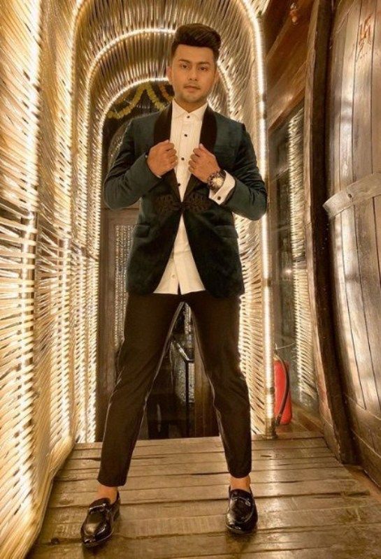 1652504473 19 Awez Darbar उम्र गर्लफ्रेंड पत्नी परिवार Biography Hindi अजीब दरबार