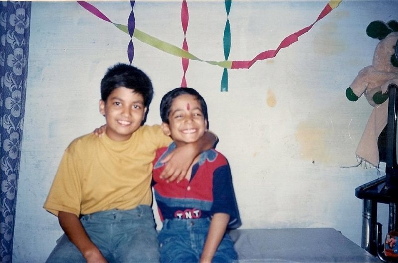 अपने भाई के साथ रोमन सैनी (दाएं) की बचपन की तस्वीर