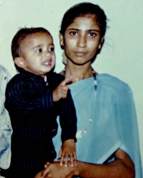 अपनी मां नसीमबानु के साथ सफीन हसन की बचपन की तस्वीर