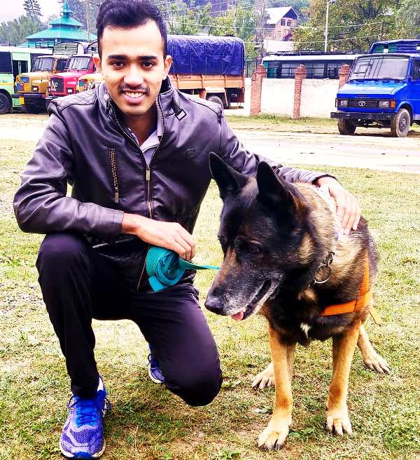 K-9 यूनिट के कुत्ते के साथ सफीन हसन
