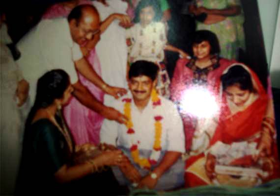 सुनीता केजरीवाल अपनी शादी के दिन अरविंद केजरीवाल के साथ