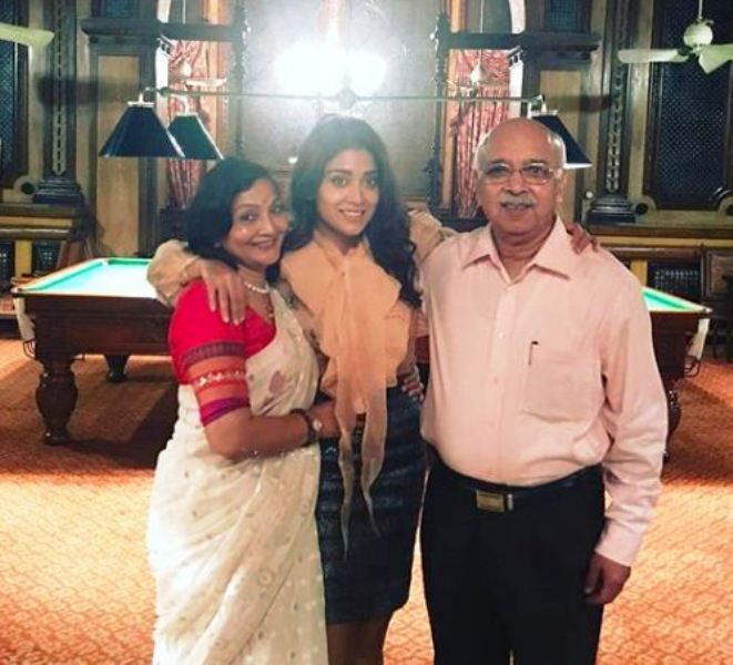 श्रिया सरन अपने माता-पिता के साथ