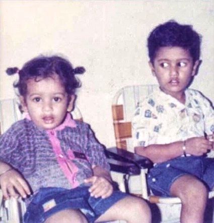 भाई के साथ सनी कौशल की बचपन की फोटो