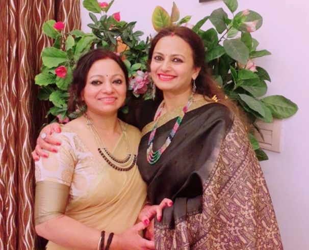 मीना राणा अपनी बहन उमा कुमोल के साथ