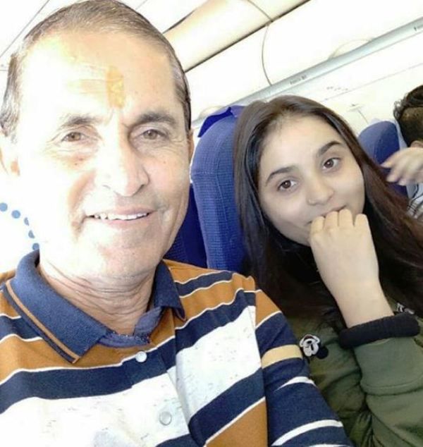 रिया शुक्ला अपने पिता के साथ