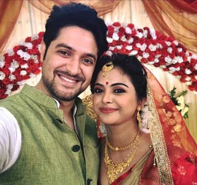 1652515496 373 Solanki Roy Meghla उम्र बॉयफ्रेंड पति परिवार Biography Hindi विक्रम चटर्जी के साथ सोलंकी रॉय