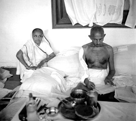 महात्मा गांधी के साथ कस्तूरबा गांधी