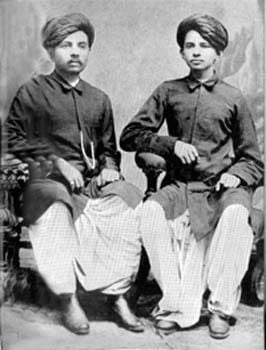 गांधी (दाएं) और लक्ष्मीदास (बाएं)