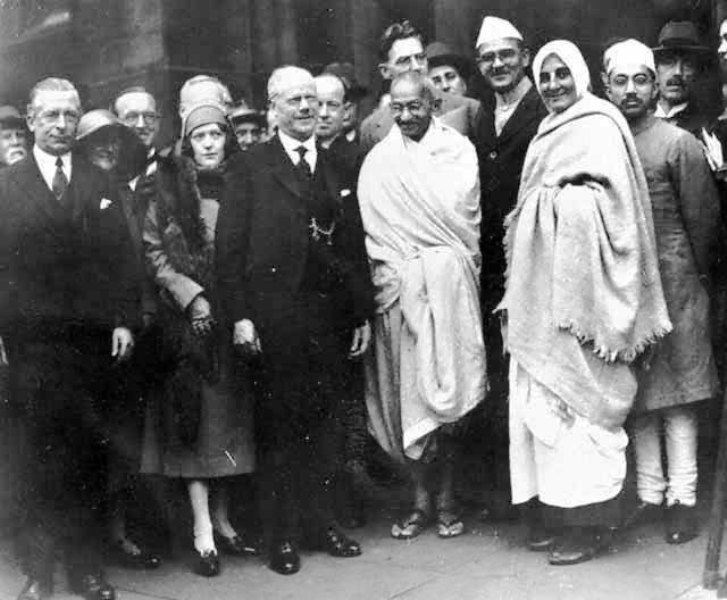 डार्विन, इंग्लैंड में महात्मा गांधी, 26 सितंबर, 1931 मीराबेन के साथ (मेडेलीन स्लेड)