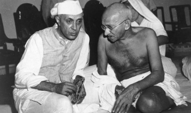 जवाहरलाल नेहरू के साथ महात्मा गांधी