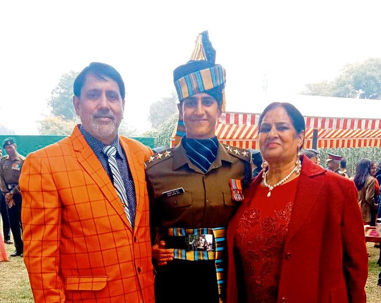 तानिया शेरगिल अपने पिता सूरत सिंह गिल और अपनी मां लखविंदर कौर गिल के साथ