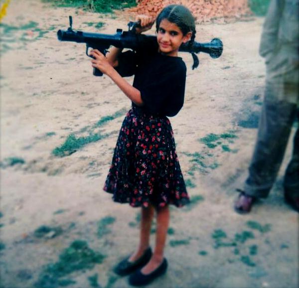 तानिया शेरगिल बचपन में आर्टिलरी गन पकड़े हुए थीं