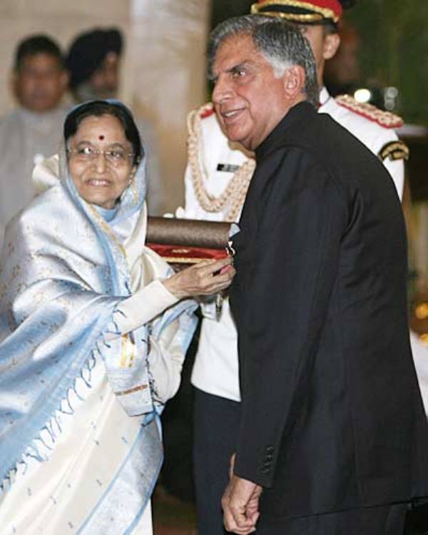 भारत की राष्ट्रपति प्रतिभा पाटिल (बाएं) ने रतन टाटा को पद्म विभूषण से परिचित कराया