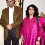 1652517561 442 Raghuram Rajan हाइट उम्र पत्नी बच्चे परिवार Biography Hindi रघुराम राजन अपनी पत्नी राधिका पुरी के साथ