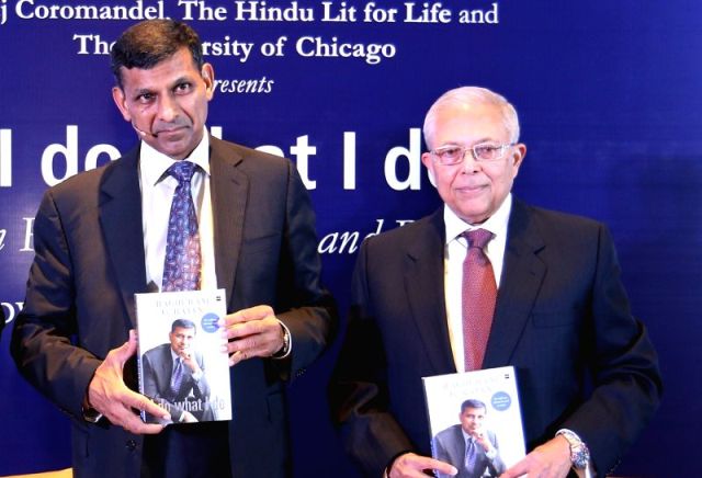 1652517566 467 Raghuram Rajan हाइट उम्र पत्नी बच्चे परिवार Biography Hindi रघुराम राजन अपनी पुस्तक आई डू व्हाट आई डू के विमोचन के अवसर पर