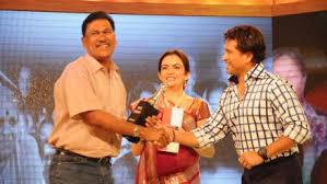 Vijay Barse recibe el Premio al Héroe de Sachin Tendulkar