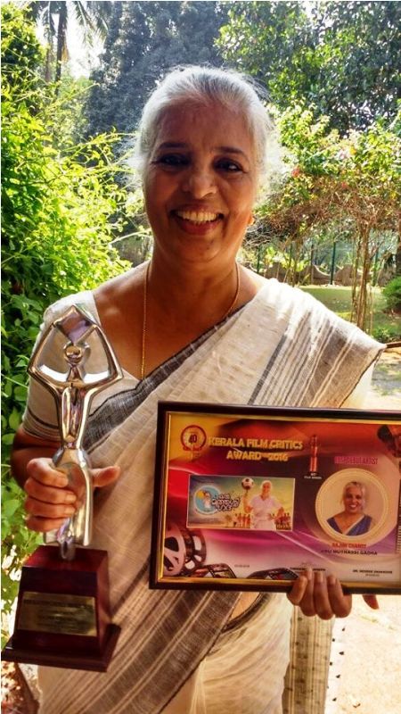 रजनी चांडी अपने पुरस्कार के साथ