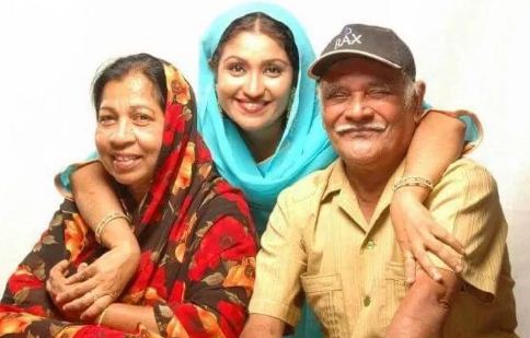 थेस्नी खान अपने माता-पिता के साथ
