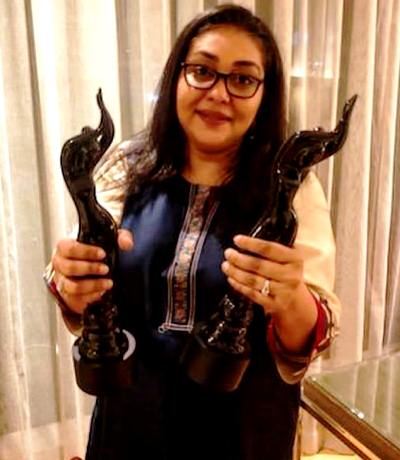 मेघना गुलजार अपने फिल्मफेयर पुरस्कारों के साथ