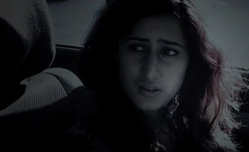 माया (2013) के एक दृश्य में सलोनी चोपड़ा
