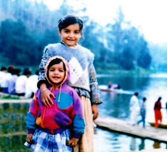 लीजा मिश्रा और उनकी बहन की बचपन की एक तस्वीर