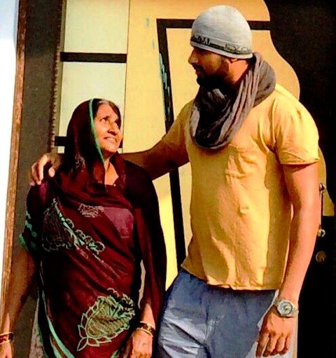 रिंकू सिंह अपनी मां के साथ