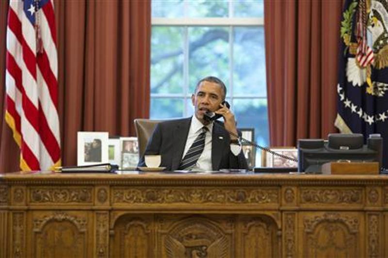 अमेरिकी राष्ट्रपति बराक ओबामा 27 सितंबर, 2013 को वाशिंगटन में व्हाइट हाउस के ओवल कार्यालय में एक फोन कॉल के दौरान ईरानी राष्ट्रपति हसन रूहानी के साथ बात करते हैं।