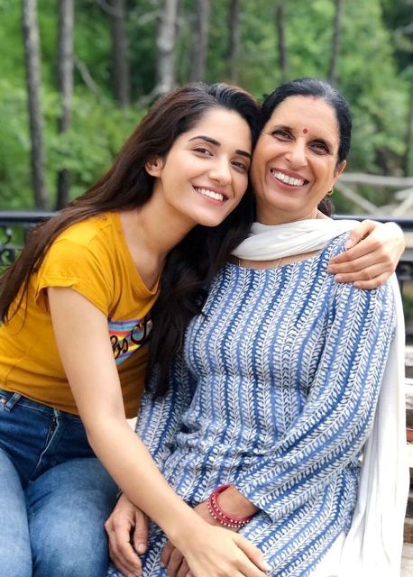 रूहानी शर्मा अपनी मां के साथ