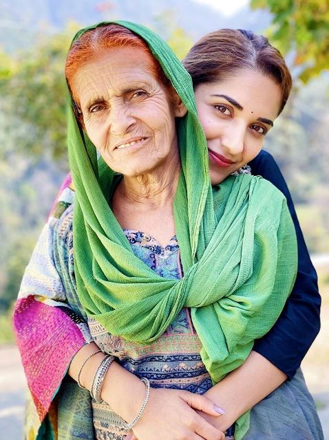 रूहानी शर्मा अपनी दादी के साथ