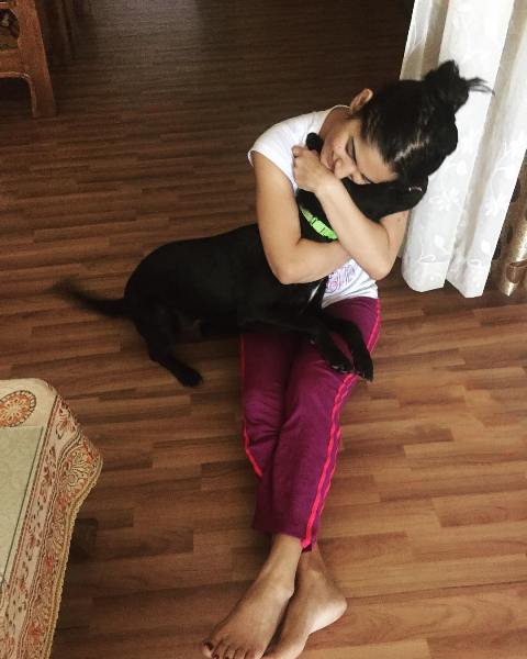 रूहानी शर्मा अपने पालतू कुत्ते के साथ