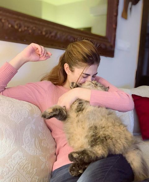 नैमल ख्वार अपनी पालतू बिल्ली के साथ