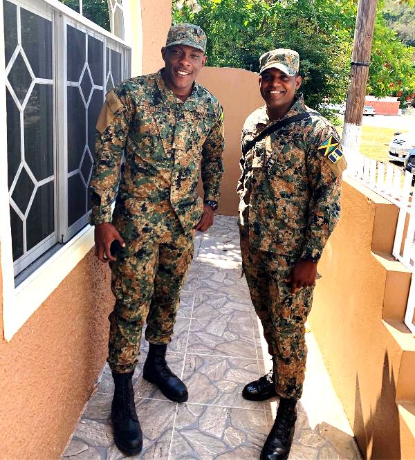 जमैका रक्षा बल में शेल्डन कॉटरेल (बाएं)