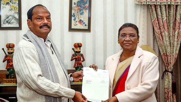 रघुवर दास ने झारखंड की राज्यपाल द्रौपदी मुर्मू को सौंपा इस्तीफा