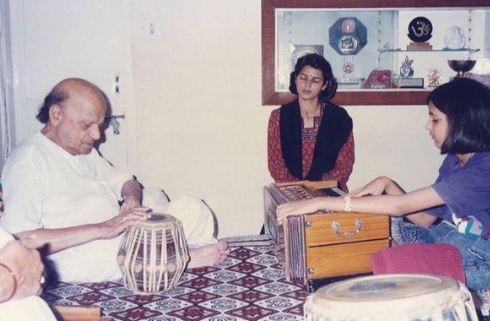 सुगंधा मिश्रा अपने दादा से संगीत सीख रही हैं