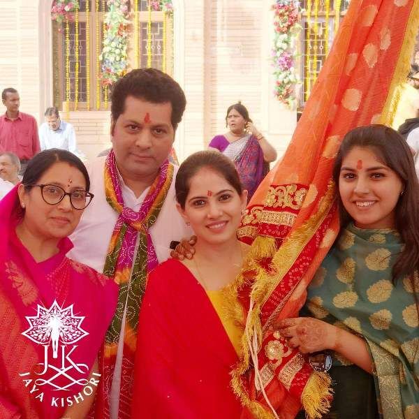 चेतना शर्मा अपने परिवार के साथ