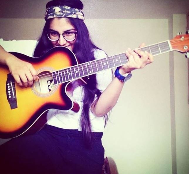 गिटार बजाती चेतना शर्मा