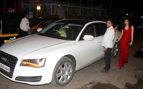 दिव्या खोसला कुमार अपनी कार के साथ