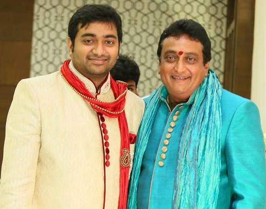 1652533695 659 Prudhvi Raj हाइट उम्र पत्नी परिवार Biography Hindi पृथ्वी राज अपने बेटे के साथ