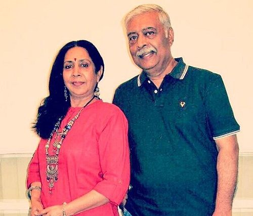 अभय भार्गव अपनी पत्नी के साथ