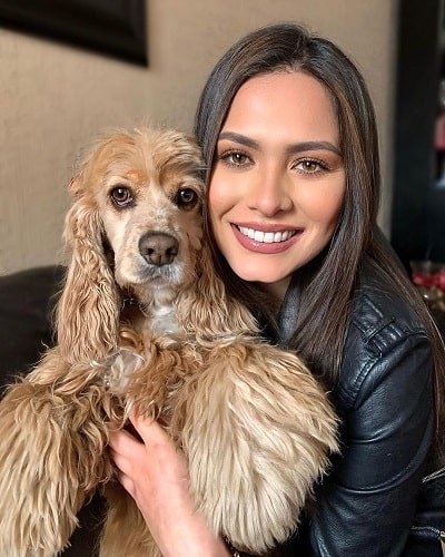एंड्रिया मेजा अपने पालतू कुत्ते के साथ