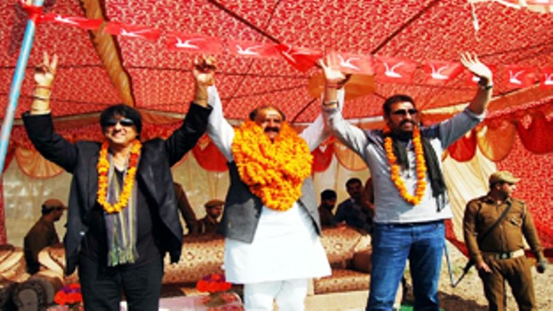 विजयपुर में एक जनसभा के दौरान विजयपुर के लिए नेकां उम्मीदवार सुरजीत सिंह सलाथिया के साथ मुकेश खन्ना और मुकेश ऋषि